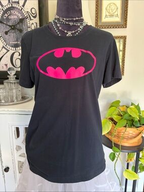 Under Armour Women’s Black T-shirt with Fuscha Batman Logo Large